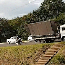 Impacto de colis&atilde;o com moto chega a mover caminh&atilde;o estacionado