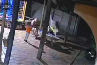 Menino de 2 anos dispara arma acidentalmente e mata a m&atilde;e, diz pol&iacute;cia