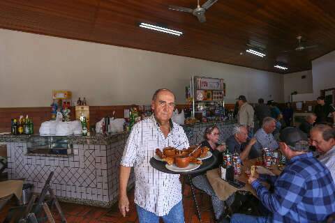 Entre mesas de restaurante, Vitorino mant&eacute;m legado do pai h&aacute; 70 anos