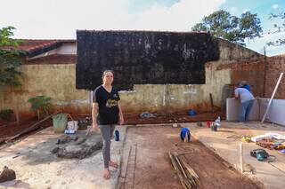 Obra começa e esperança toma conta após influencer demolir casa Obra começa e esperança toma conta após influencer demolir casa