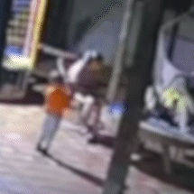 C&acirc;mera mostra momento em que menino de 2 anos atira acidentalmente na m&atilde;e
