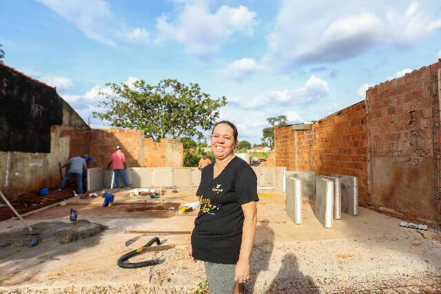 Obra come&ccedil;a e esperan&ccedil;a toma conta ap&oacute;s influencer demolir casa 