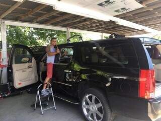 Thiago j&aacute; viajou mais de 18 pa&iacute;ses consertando s&oacute; carros de luxo