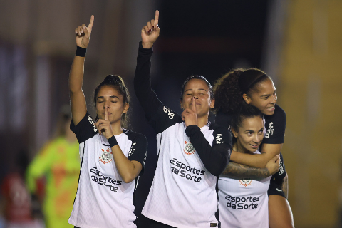Com show de Tamires, Corinthians atropela Inter por 5 a 0 no Brasileir&atilde;o