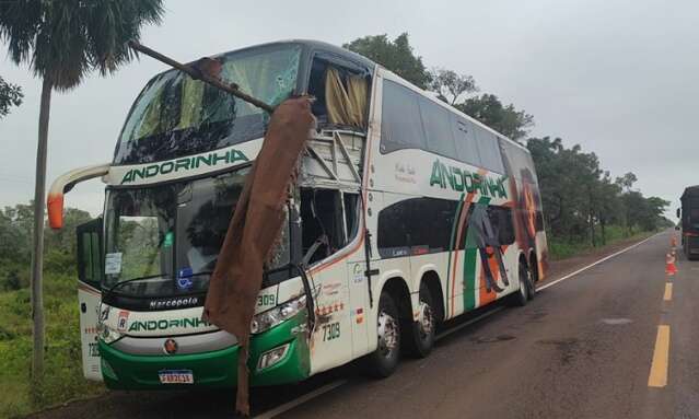 Barra de caminh&atilde;o atravessou &ocirc;nibus e causou morte de 2 passageiros na BR-262