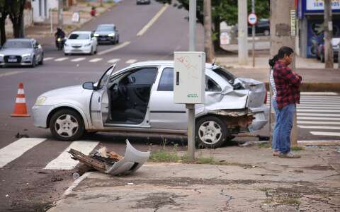 Acidente entre Corsa e Ranger termina com ve&iacute;culo atingindo poste
