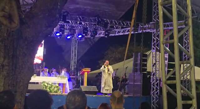 Contra vaias à prefeita, padre dá "pito" durante sermão em arraial