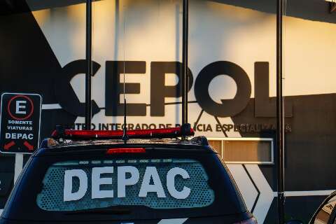 Homem bate carro em poste, atira contra o pr&oacute;prio ve&iacute;culo e desaparece com arma