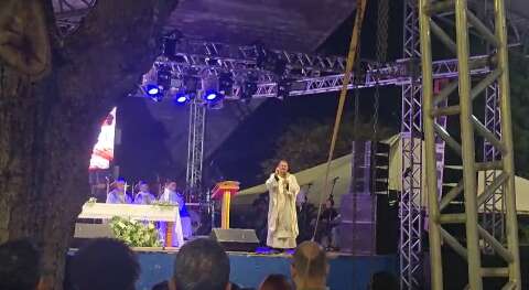 Contra vaias &agrave; prefeita, padre d&aacute; &quot;pito&quot; durante serm&atilde;o em arraial