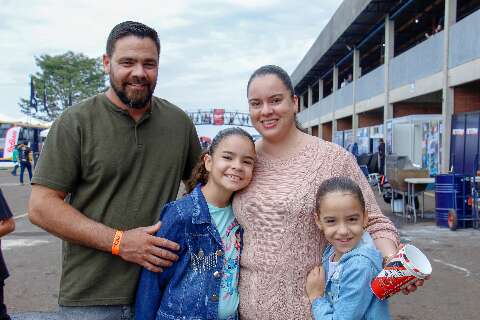 Fam&iacute;lias marcam presen&ccedil;a na F-Truck em dia com corrida de caminh&otilde;es e Fuscas 