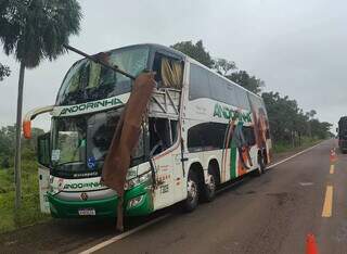Acidente entre ônibus e caminhão deixa mortos e feridos na rodovia Acidente entre ônibus e caminhão deixa mortos e feridos na rodovia
