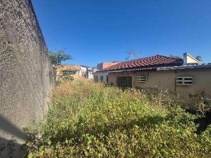 Casa abandonada &agrave; venda vira dor de cabe&ccedil;a para vizinhos na Pedro Celestino