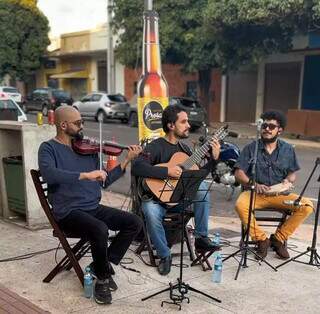 Trio resgata tradi&ccedil;&atilde;o e aposta em chorinho com um toque de MS