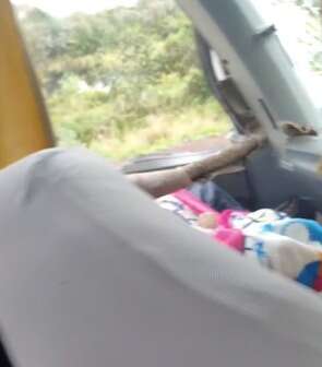 V&iacute;deo mostra interior de &ocirc;nibus atingido por barra de ferro
