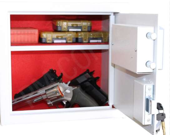 Especialista reforça exigência de cofre e trava de segurança para arma em casa