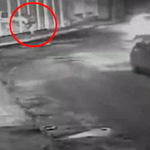 C&acirc;mera flagra pedestre sendo atropelado por carro em cal&ccedil;ada