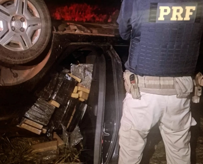 Traficante capota carro com 800 kg de maconha e foge na BR-376