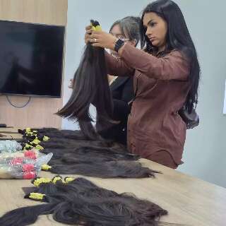 Venda de cabelo apreendido pela Receita atrai profissionais desde a madrugada