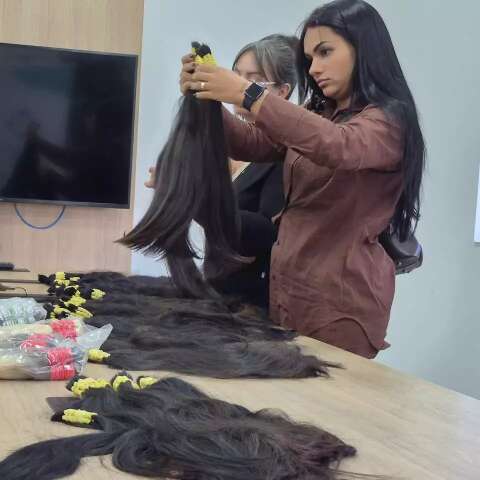 Venda de cabelo apreendido pela Receita atrai profissionais desde a madrugada