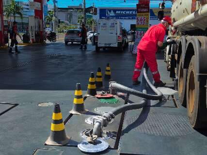 Gasolina mais barata nas refinarias, mas postos seguram repasse na Capital 