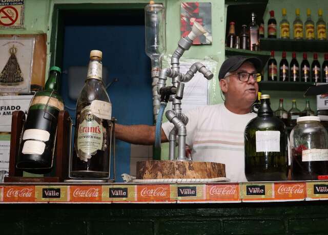 Em bar com pingas de 35 anos, dono torce para que filhas herdem neg&oacute;cio