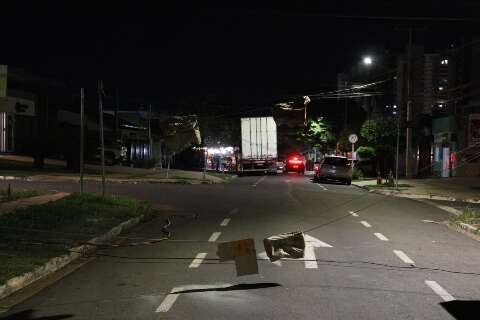 Caminh&atilde;o derruba fia&ccedil;&atilde;o na Euclides da Cunha e deixa galeria sem energia