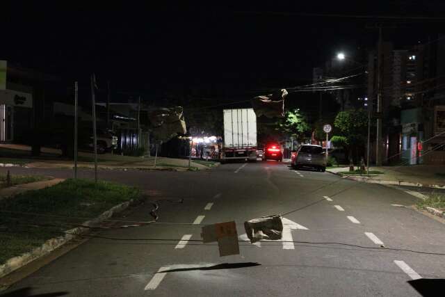 Caminh&atilde;o derruba fia&ccedil;&atilde;o na Euclides da Cunha e deixa galeria sem energia