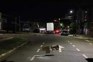 Caminh&atilde;o derruba fia&ccedil;&atilde;o na Euclides da Cunha e deixa galeria sem energia