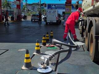Gasolina fica mais barata nas refinarias, mas postos seguram repasse na Capital Gasolina fica mais barata nas refinarias, mas postos seguram repasse na Capital