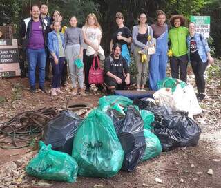 Voluntários retiram 20 sacos de lixo da "casa dos quatis" Voluntários retiram 20 sacos de lixo da "casa dos quatis"