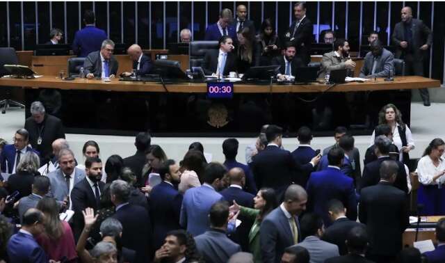 Deputados articulam projeto que autoriza ac&uacute;mulo de aposentadoria com sal&aacute;rio 