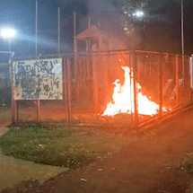 Casinha de madeira em pra&ccedil;a pega fogo e moradores pedem seguran&ccedil;a 