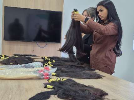 Venda de cabelo apreendido atrai profissionais de mega hair desde a madrugada