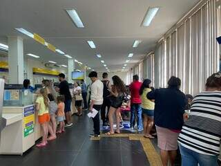 Ap&oacute;s contestarem descontos do INSS, idosos seguem sem respostas e lotam Correios