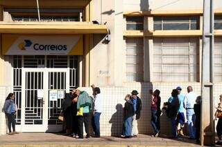 Ap&oacute;s contestarem descontos do INSS, idosos seguem sem respostas e lotam Correios