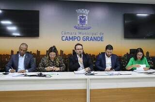 CPI pressiona Consórcio sobre linhas ausentes, ônibus parados e velhos CPI pressiona Consórcio sobre linhas ausentes, ônibus parados e velhos
