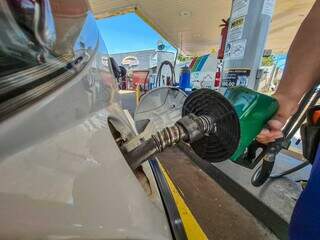 Queda no pre&ccedil;o da gasolina n&atilde;o chega aos postos, dizem 71% dos leitores