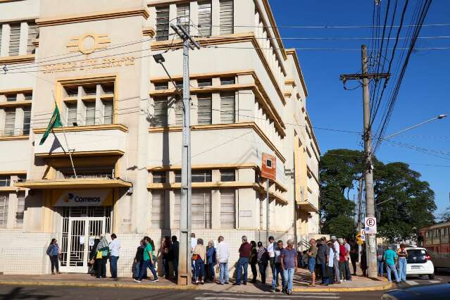 Ap&oacute;s contestarem descontos do INSS, idosos seguem sem respostas e lotam Correios