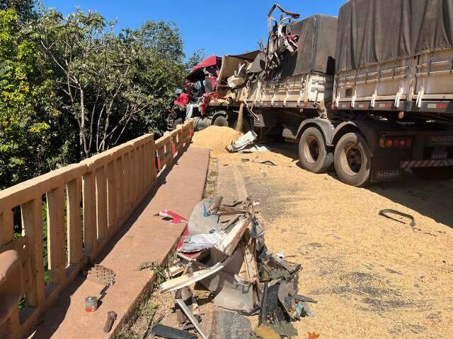 Caminh&atilde;o quase cai de ponte ap&oacute;s batida e motorista &eacute; socorrido em estado grave