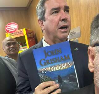Prefeito morde, assopra e finge que n&atilde;o atacou governo