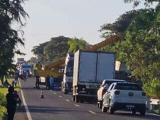 Container frigor&iacute;fico tomba na MS-080 e tr&acirc;nsito fica parado por at&eacute; duas horas