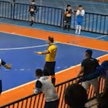 &Aacute;rbitro &eacute; agredido por pai de atleta ap&oacute;s marcar p&ecirc;nalti em jogo de futsal 