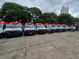 Ambulâncias novas do Samu precisam de placas para começarem a rodar Ambulâncias novas do Samu precisam de placas para começarem a rodar