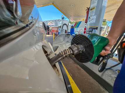 Queda no pre&ccedil;o da gasolina n&atilde;o chega aos postos, dizem 71% dos leitores