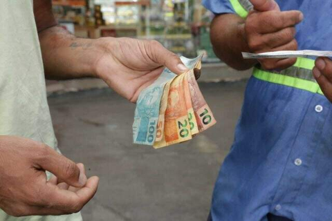 Taxa b&aacute;sica de juros sobe para 15%, maior patamar desde 2006
