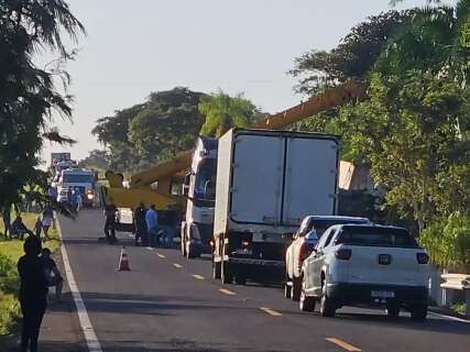 Container frigor&iacute;fico tomba na MS-080 e tr&acirc;nsito fica parado por at&eacute; duas horas