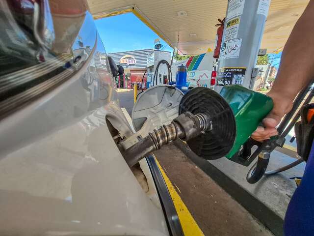 Queda no pre&ccedil;o da gasolina n&atilde;o chega aos postos, dizem 71% dos leitores
