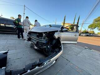 Acidente entre carros deixa um ferido e interdita trecho da Sebasti&atilde;o Lima