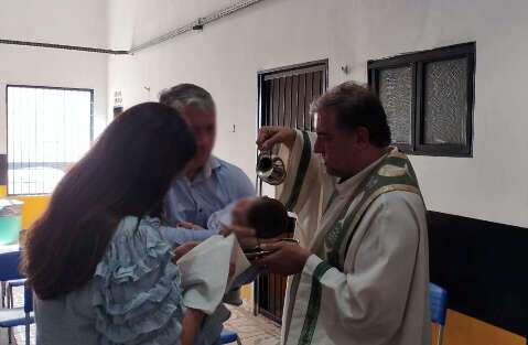 Para incluir pai preso, m&atilde;e leva batizado do filho para o pres&iacute;dio