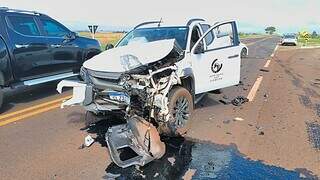 Motorista morre preso &agrave;s ferragens ap&oacute;s carro bater de frente em caminhonete